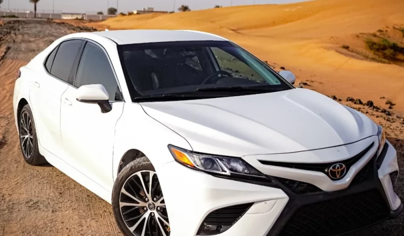 Toyota camry 2019 white 4